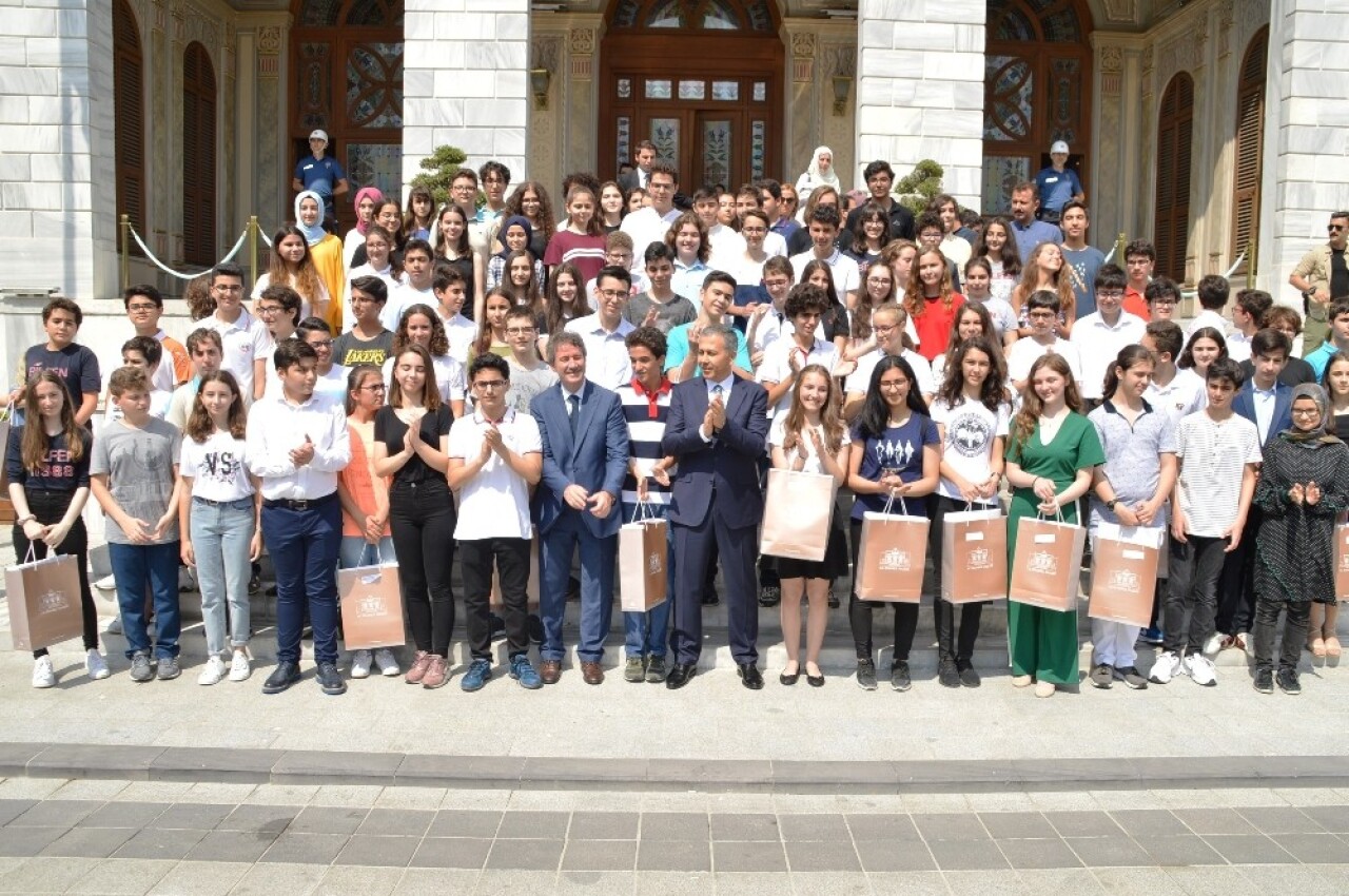 İstanbul Valisi Yerlikaya’dan LGS’de tam puan alan öğrencilere hediye