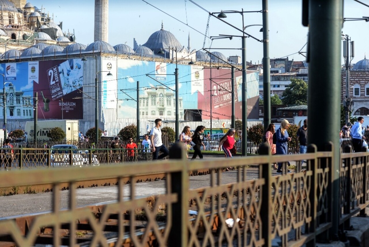 İstanbul’a boş diye geldiler, kalabalıktan raylarda yürüdüler