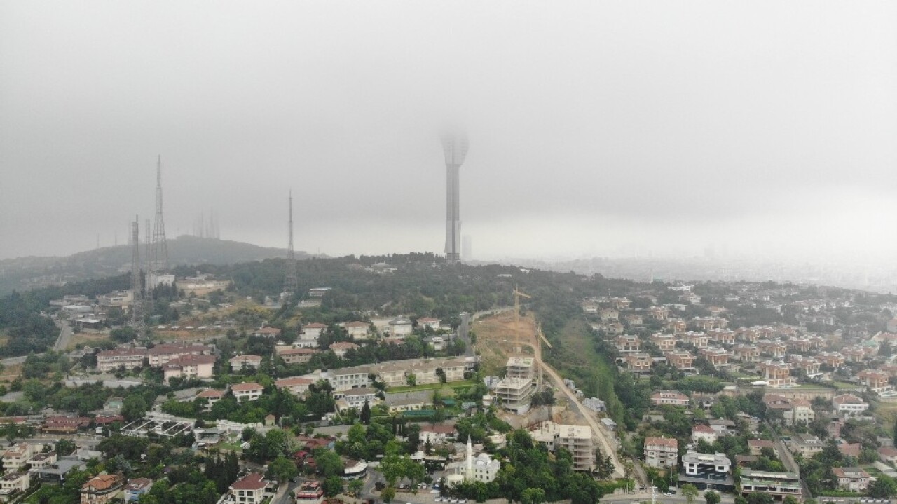 İstanbul’da yüksek kesimlerde etkili olan sis havadan görüntülendi