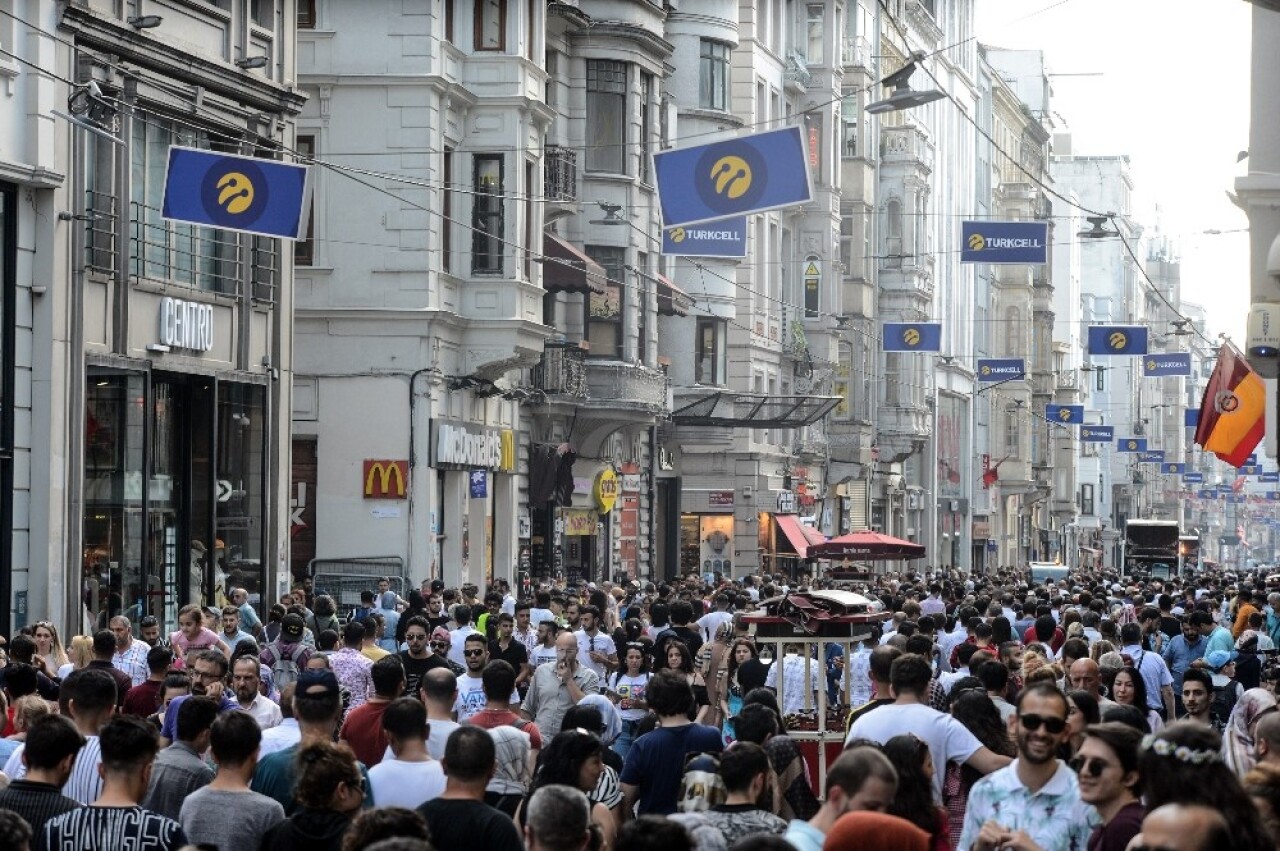 İstiklal Caddesi’nde insan seli