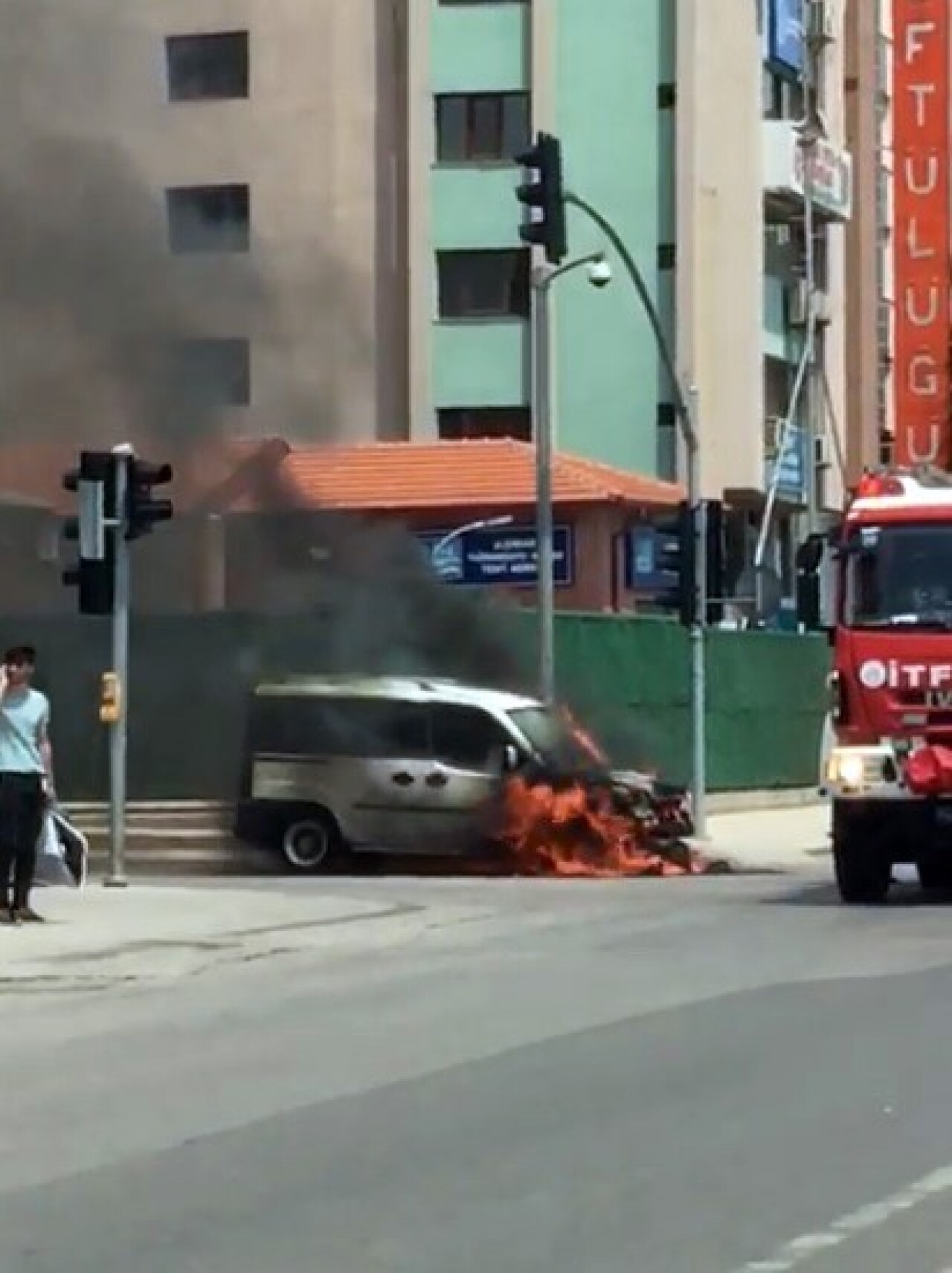 İzmit’te hafif ticari araç yandı