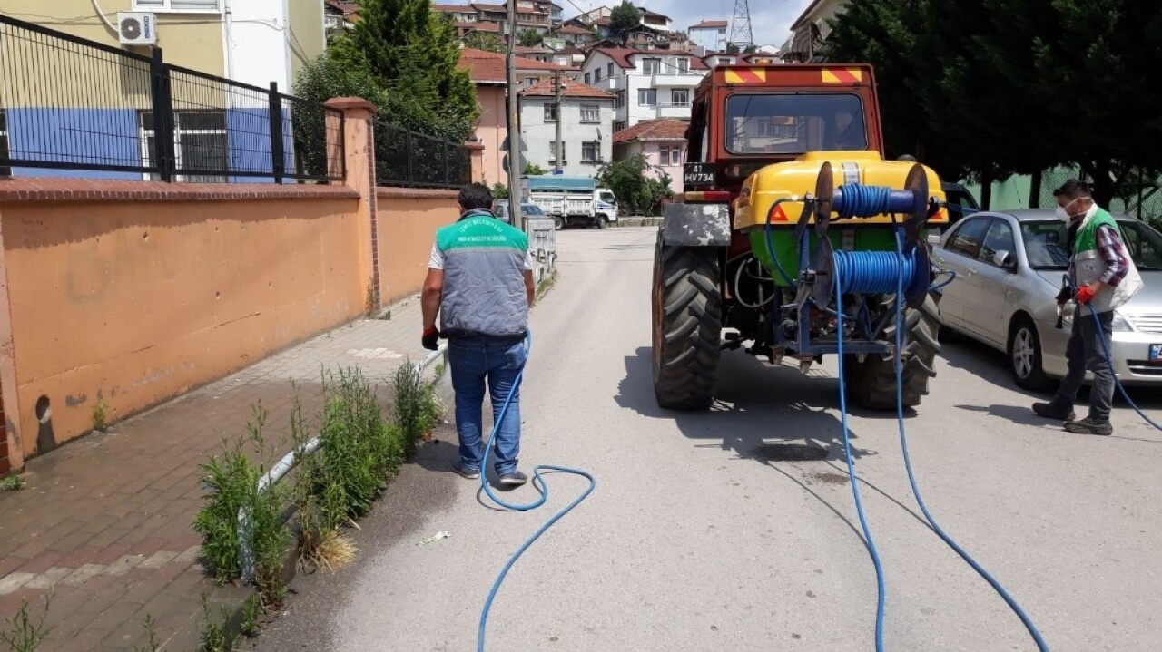 İzmit’te yabani ot için günde  4 ton ilaç kullanılıyor