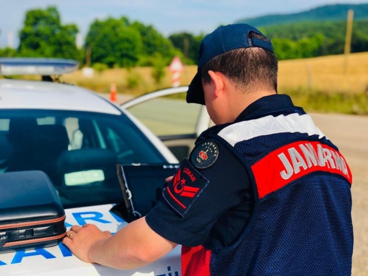 Jandarma çocukları terör ve uyuşturucudan uzak tutmak için gece gündüz çalışıyor