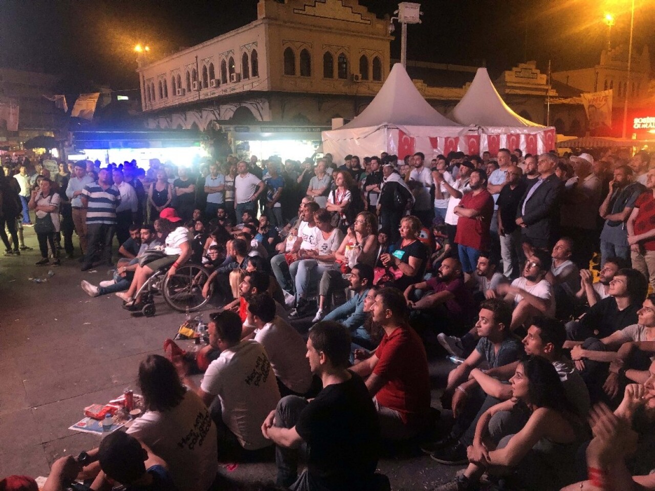 Kadıköy’de tarihi ortak yayın dev ekranlardan izlendi