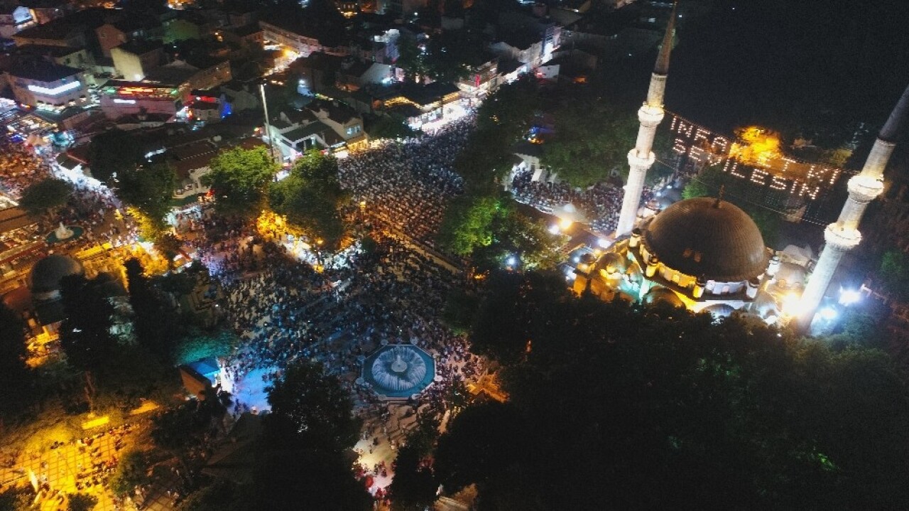 Kadir gecesinde vatandaşlar teravih namazı için Eyüpsultan’a akın etti