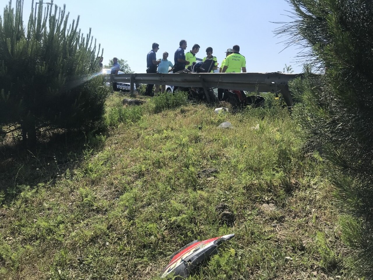 Kağıthane’de tur otobüsünün sıkıştırdığı motosikletli şarampole uçtu