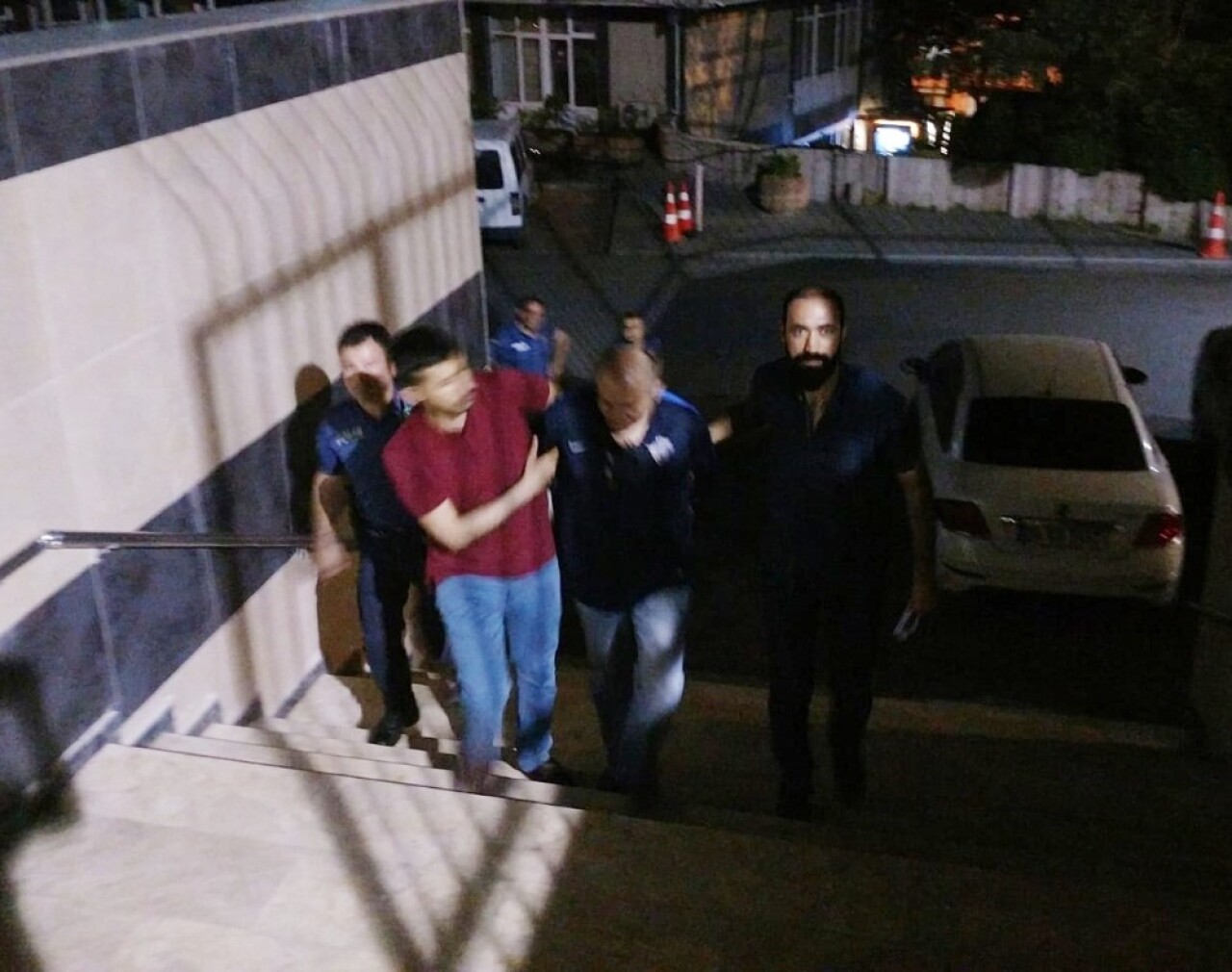 Karısına kurşun yağdırdı, silahla hastaneye girmeye çalışırken yakalandı