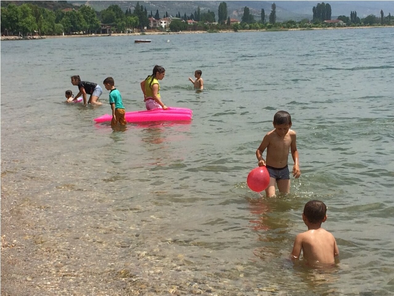 Karnelerini alan çocuklar İznik gölüne koştu