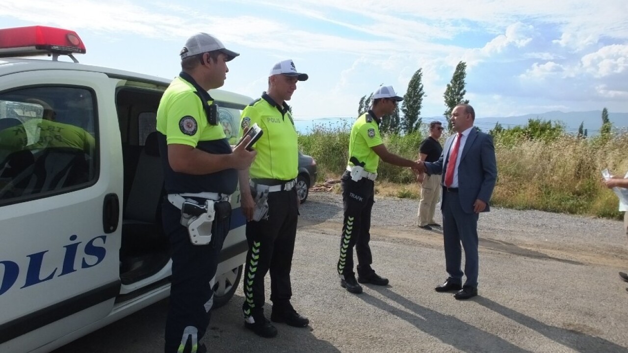 Kaymakam sürücülere uyarılarda bulundu ve çocuklara kırmızı düdük dağıttı