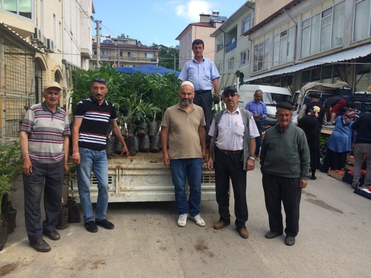 Keles Ziraat Odası ceviz ve badem fidanı dağıtıyor