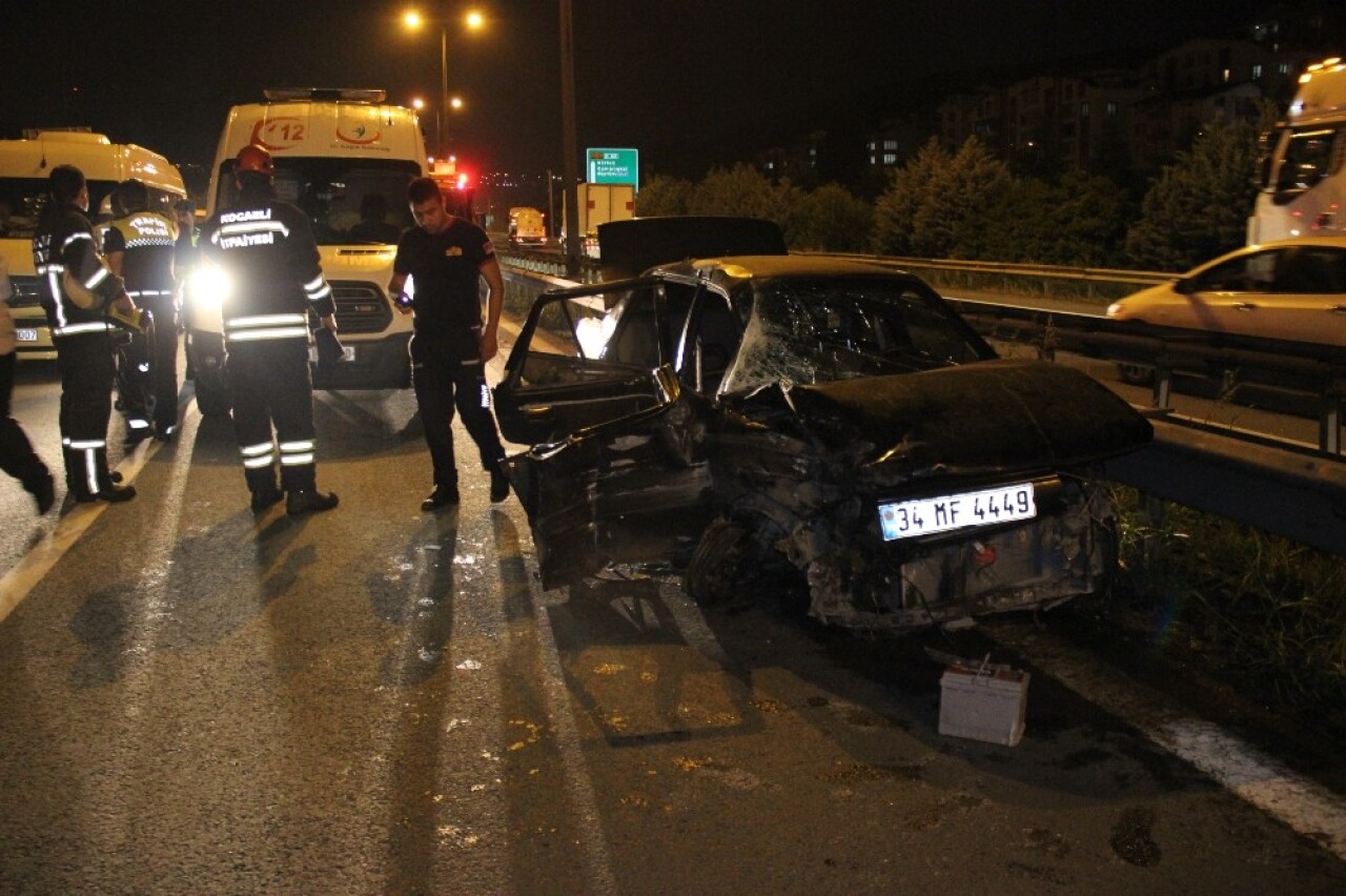 Kocaeli’de otomobil yolcu otobüsüne çarptı: 2 yaralı