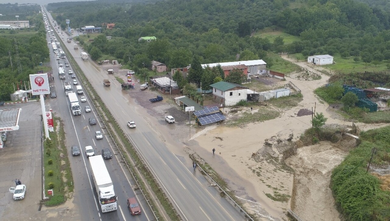 Kocaeli’de sel nedeniyle ulaşıma kapanan D-100 karayolu yeniden ulaşıma açıldı