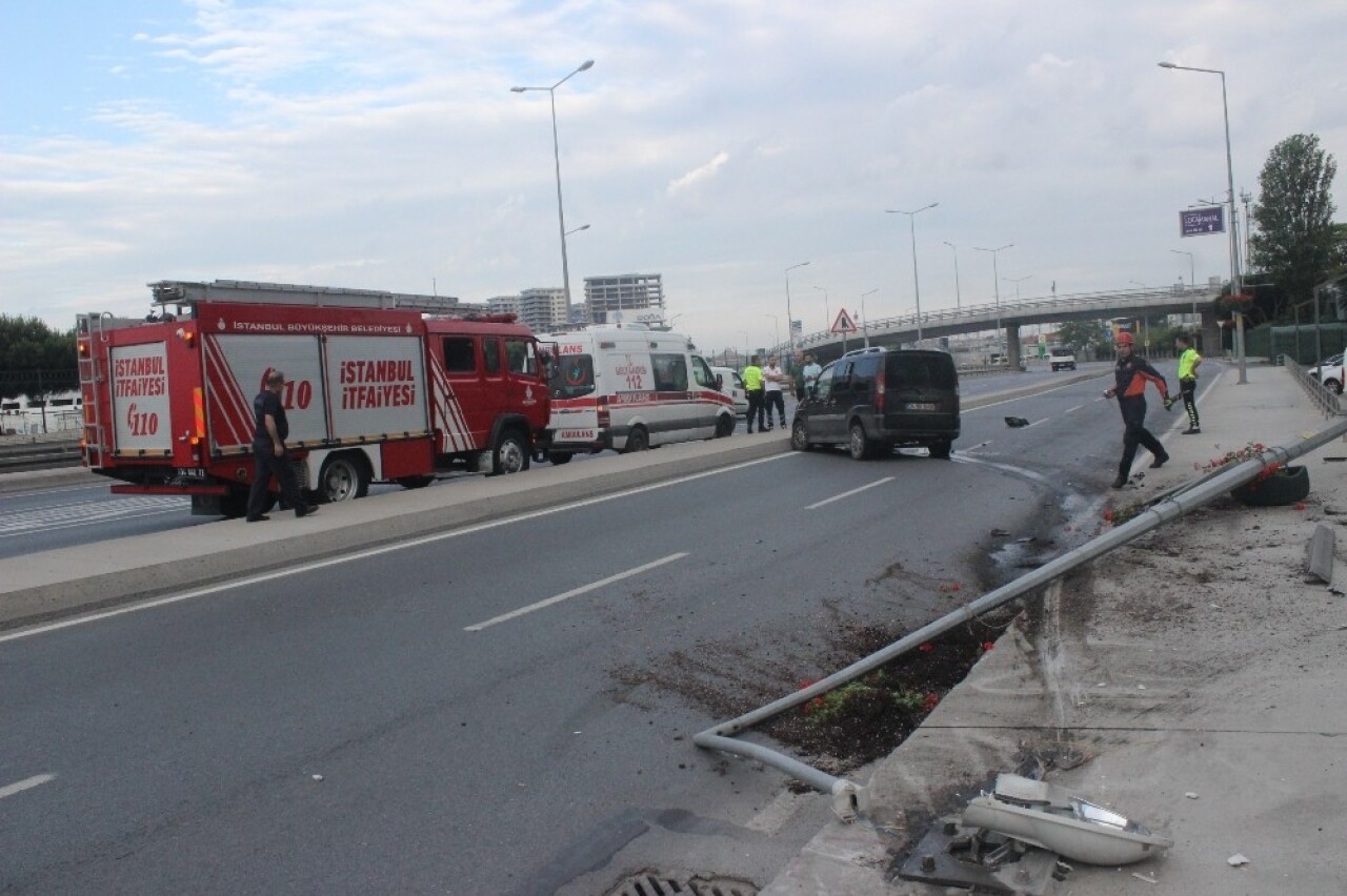 Kontrolden çıkan otomobil aydınlatma direğini devirdi: 1 yaralı