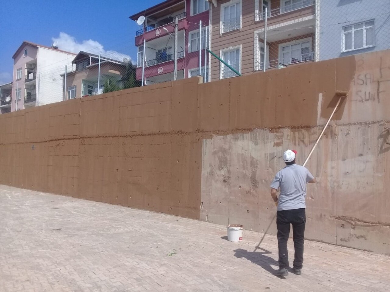 Körfez’de duvar yazıları temizlendi