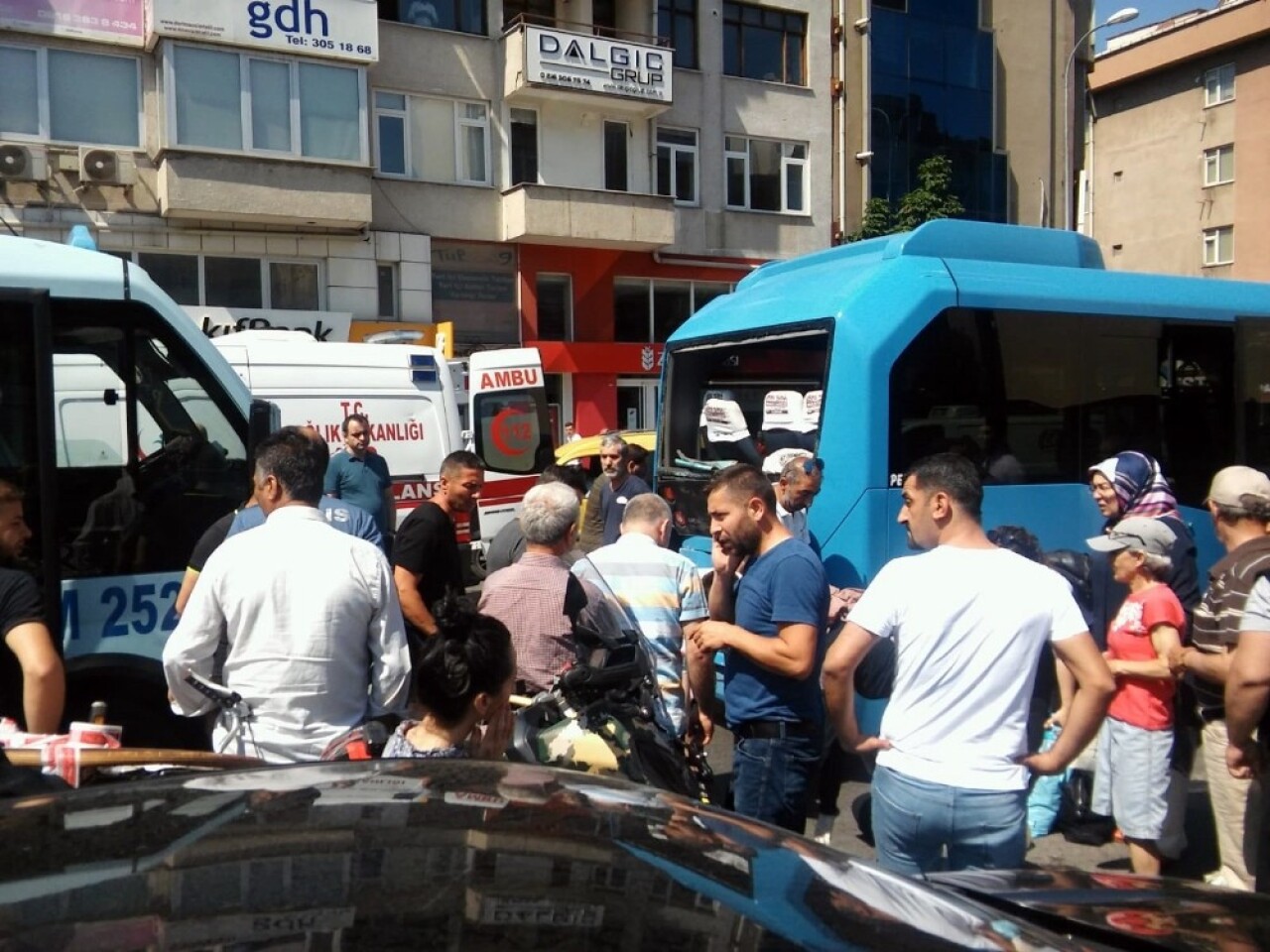 Maltepe’de bir minibüs, yolcu dolu minibüse çarptı: 5 yaralı