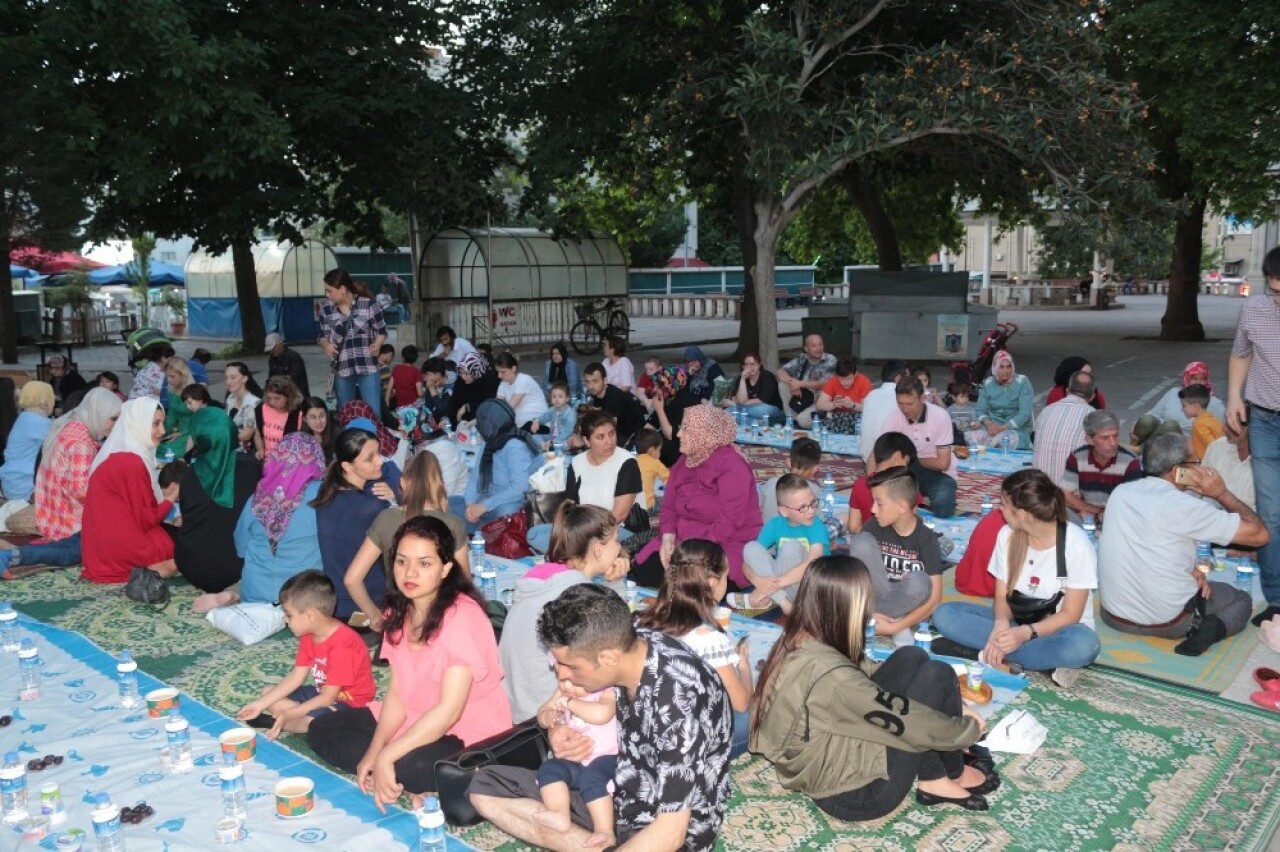 Medeniyet Derneği’nin iftarında israfa dikkat çekildi