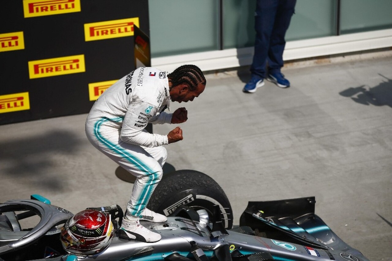 Mercedes-AMG Petronas, galibiyet serisini 7’ye Hamilton ise 5’e çıkardı