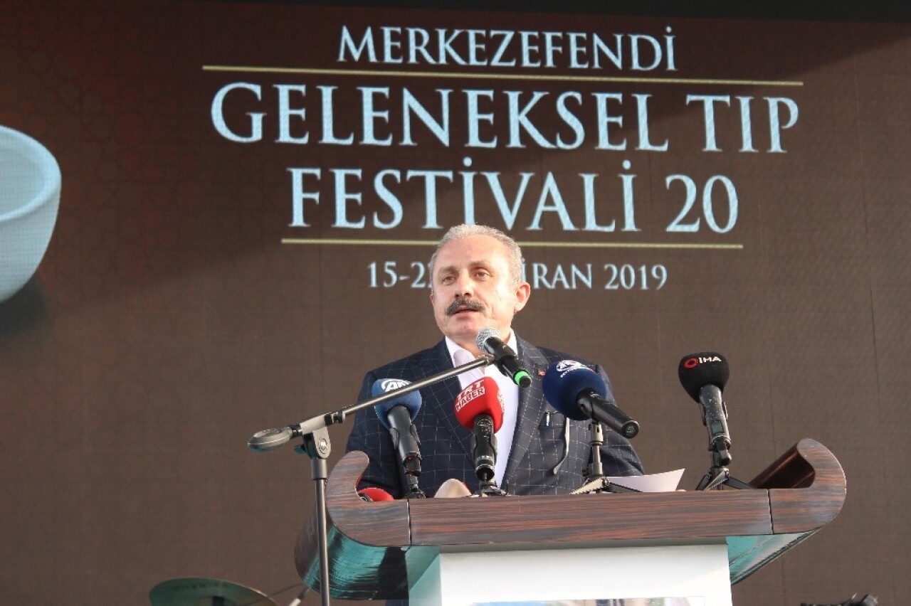 ‘Merkezefendi Geleneksel Tıp Festivali’nde vatandaşlar mesir macununu kapabilmek için birbirleriyle yarıştı