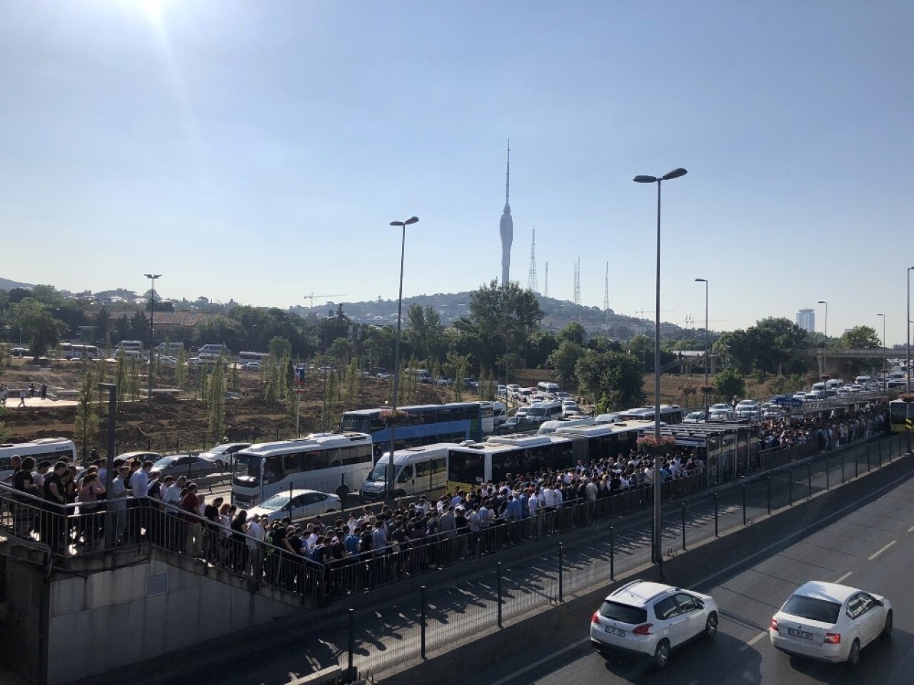 Metrobüs duraklarında yaya izdihamı yaşandı