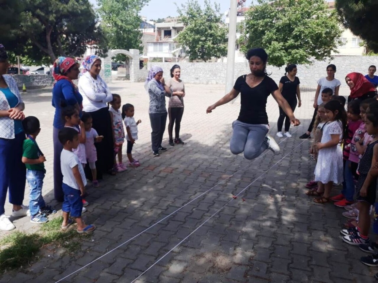 Minik öğrenciler geleneksel çocuk oyunlarıyla eğlendi