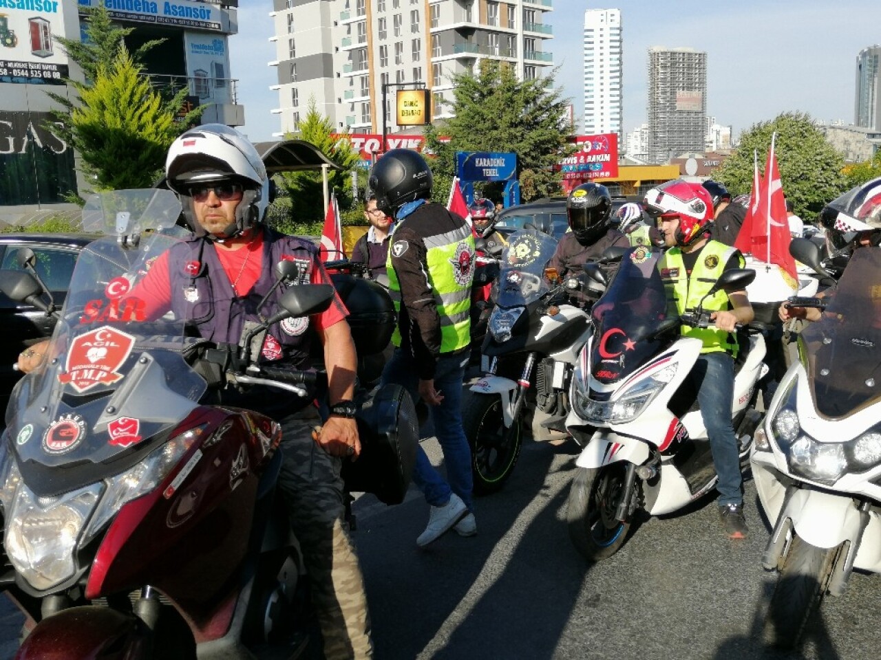 Motosiklet sürücülerinden Binali Yıldırım’a jest