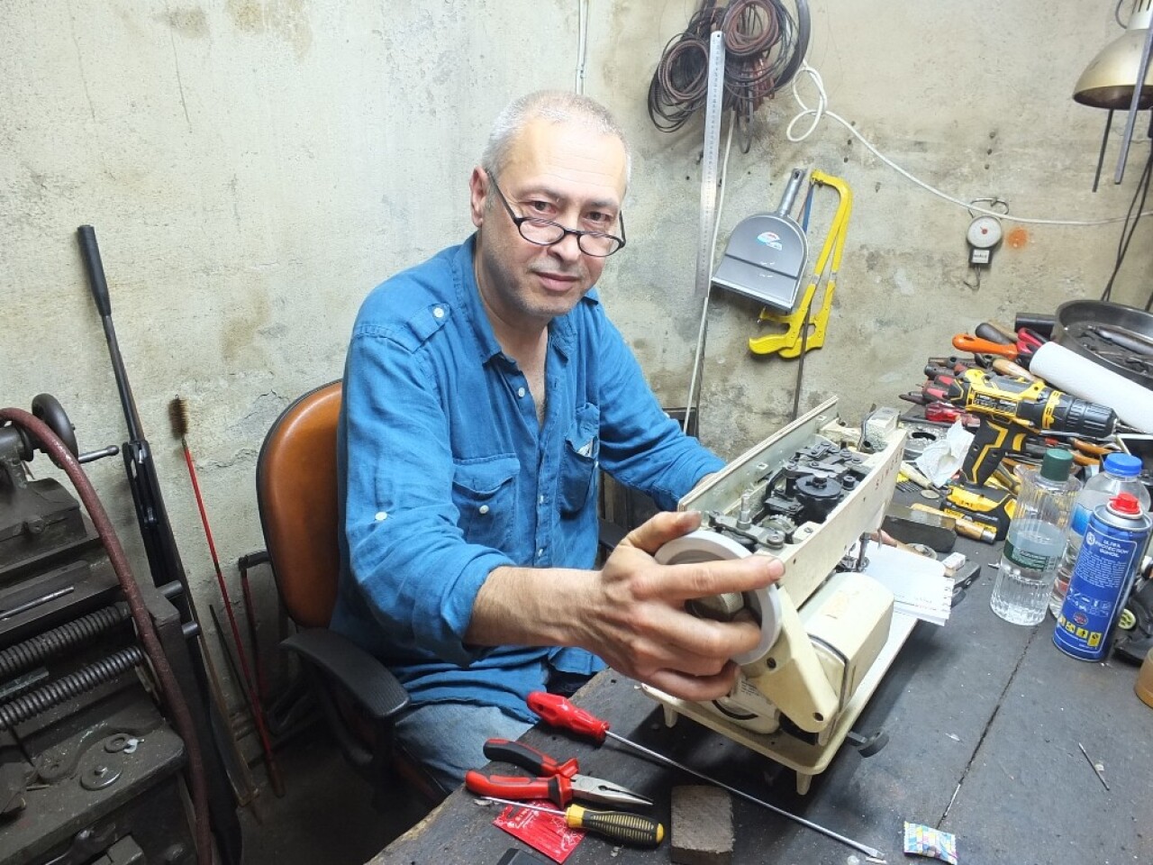 (Özel) 119 yıllık torna makinesiyle tamirat yapıyor