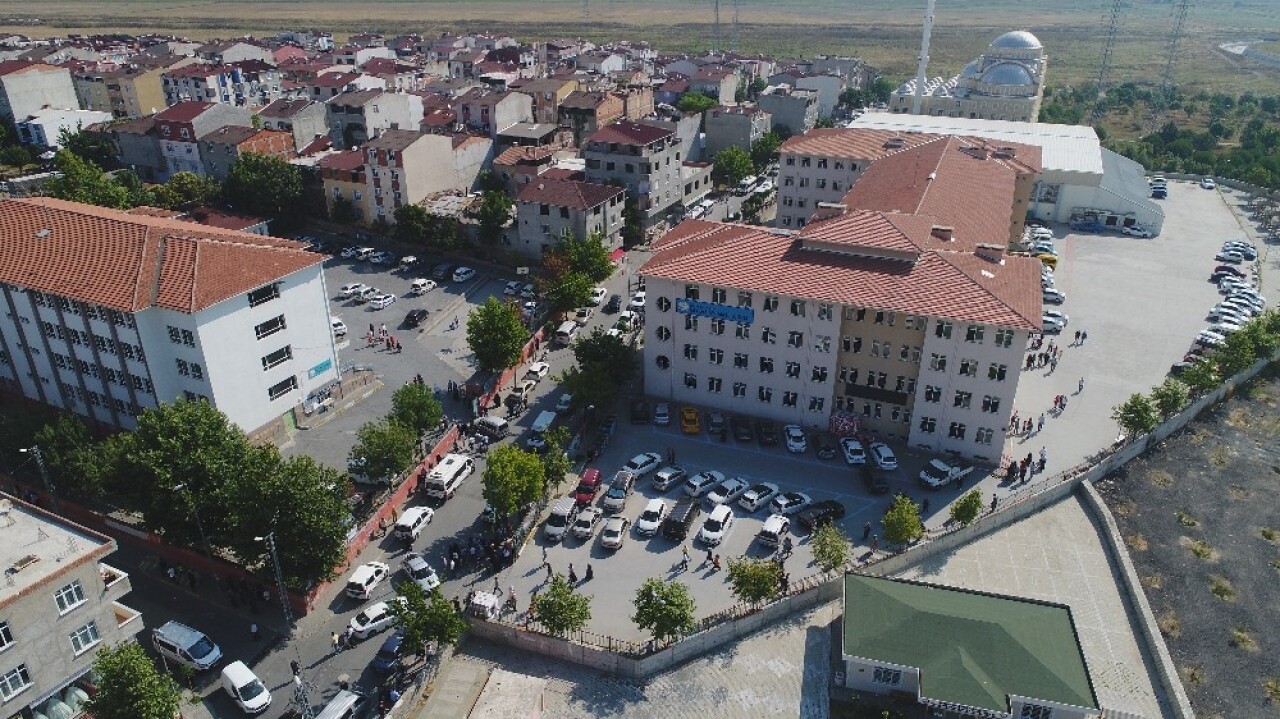 (ÖZEL) 18 bin 450 seçmenin oy kullanacağı okuldaki yoğunluk havadan görüntülendi