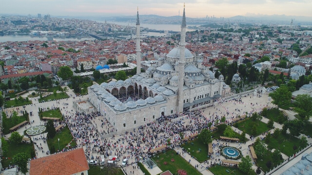 (ÖZEL) Fatih Camii’nde bayram namazı havadan görüntülendi