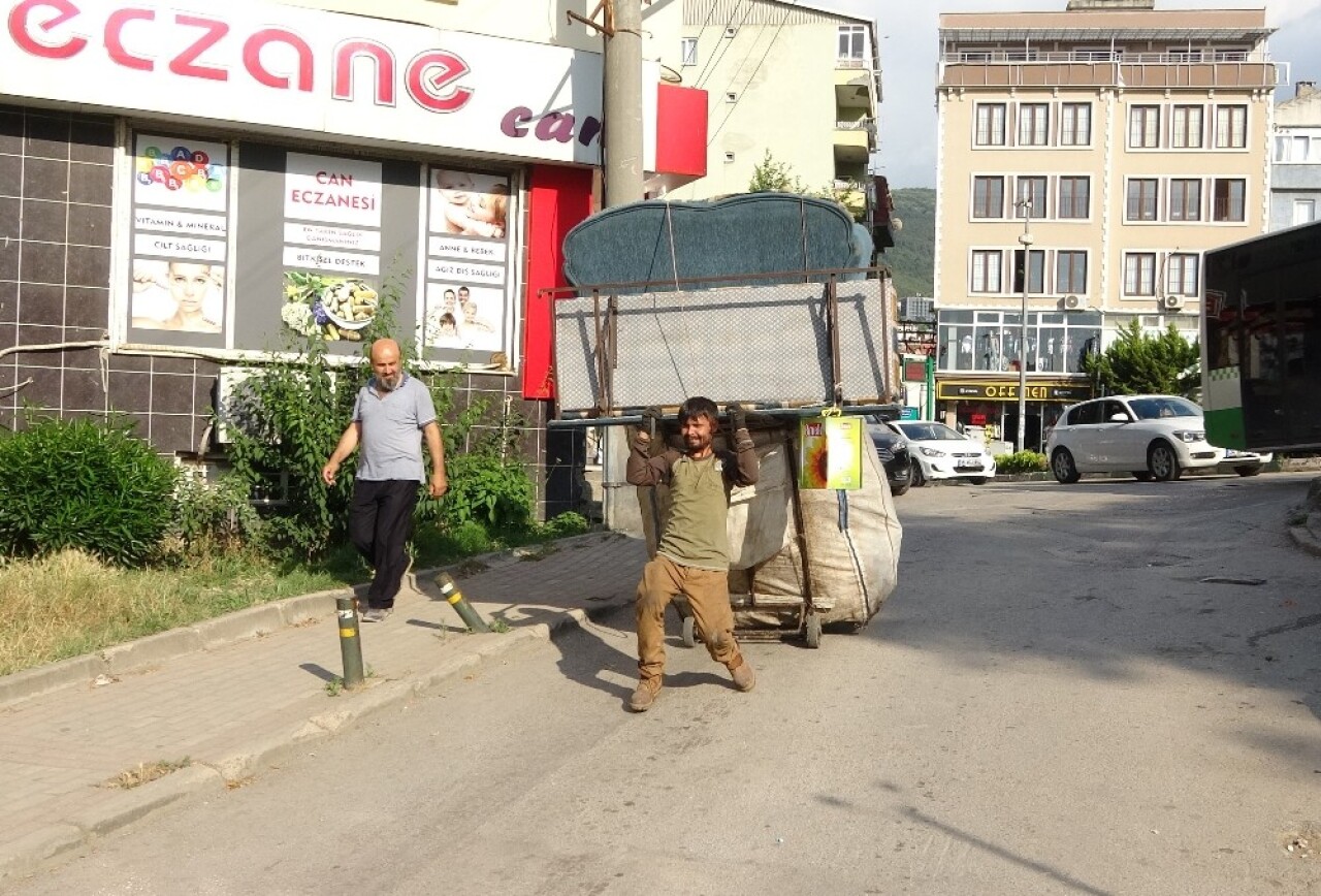 (Özel) İki tekerlekle kamyon gibi yük çekiyor