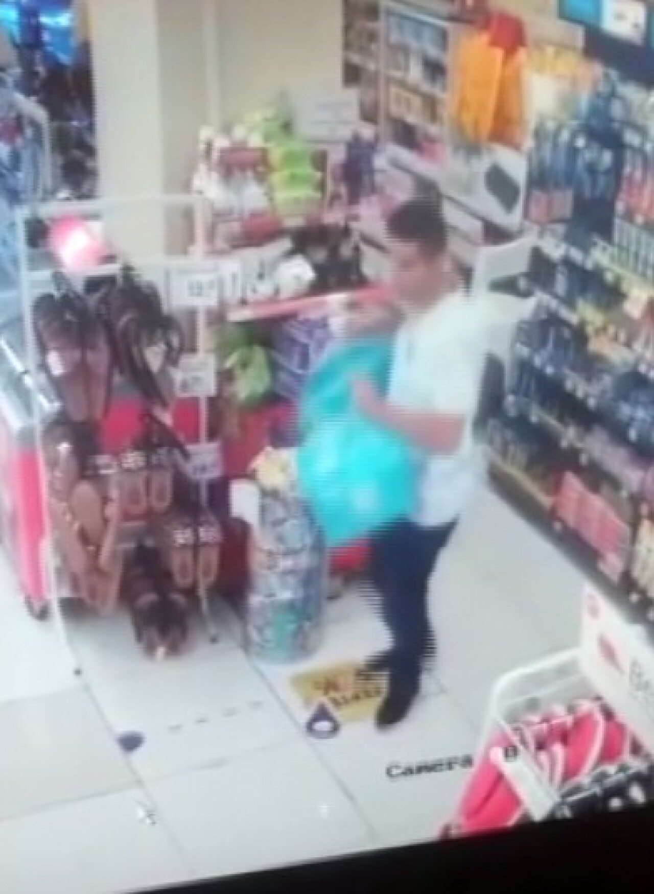 İstanbul’da aynı marketi 2 kez güpegündüz soyan hırsızlar kamerada
