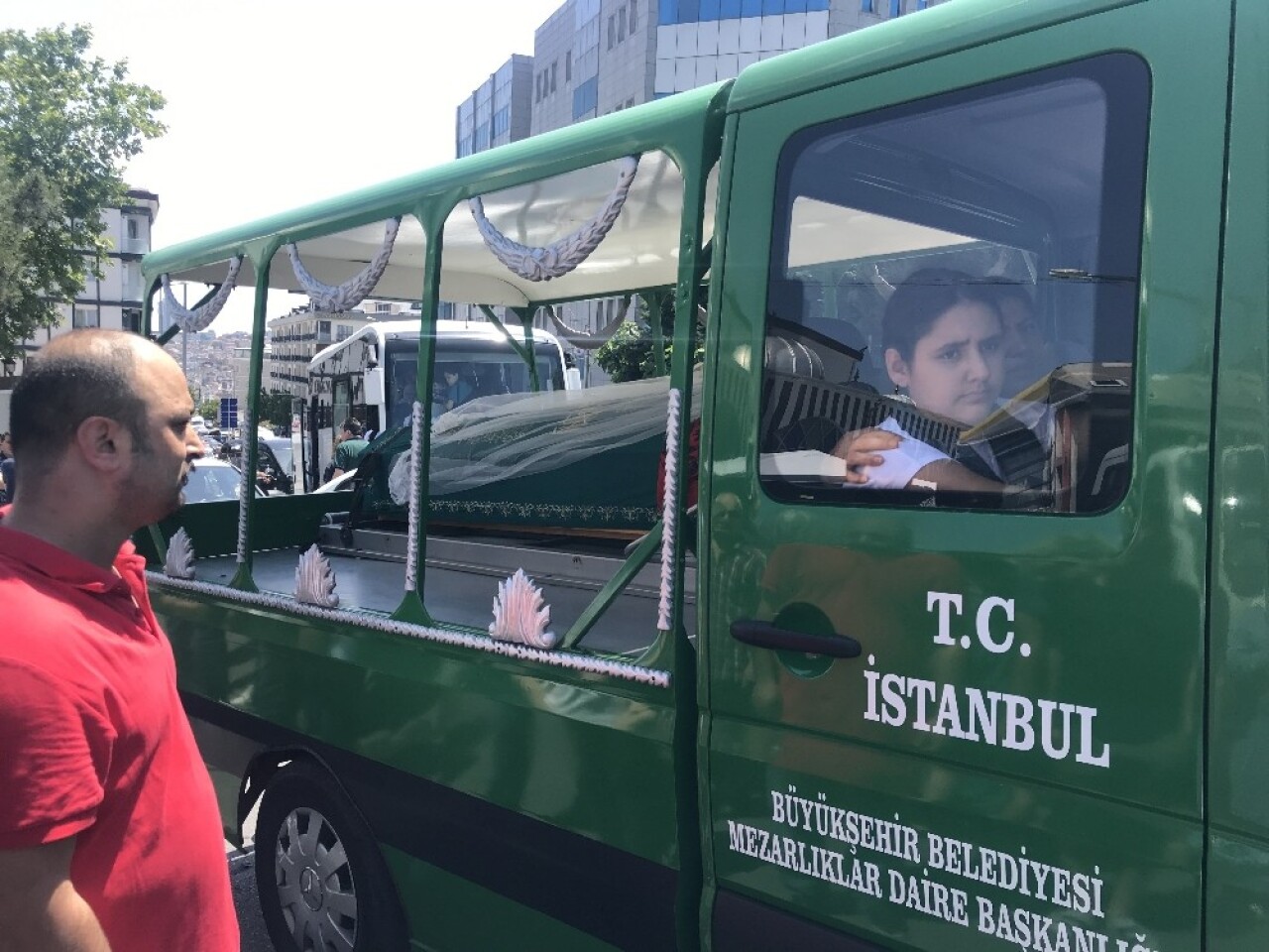 İstanbul’daki feci kazada ölen motosikletli genç kız gelinlikle uğurlandı