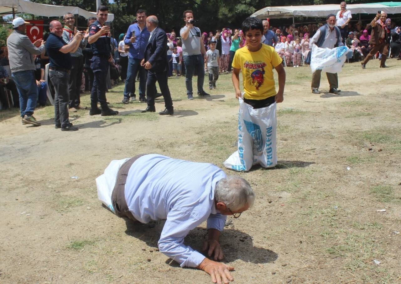 (Özel) - Köylü dedeler torunlarıyla düşe kalka çuval yarışı yaptı