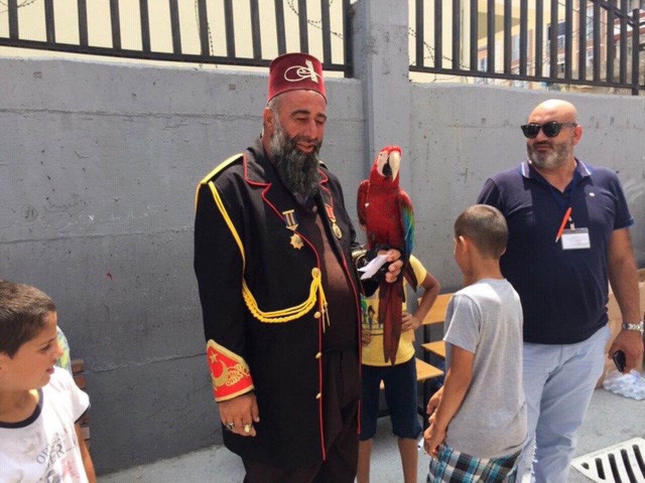 (Özel) Papağanıyla oy vermeye gelen vatandaş ilgi odağı oldu