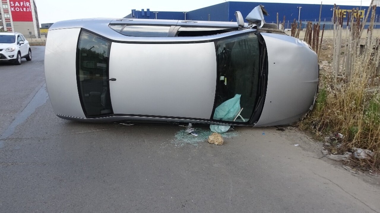 (Özel) Pendik’de virajı alamayan otomobil devrildi, sürücü ağır yaralandı