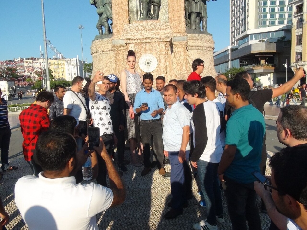 Taksim Meydanı’nda 2,05 metrelik Ukraynalı basketbolcu kadın ilgi odağı oldu