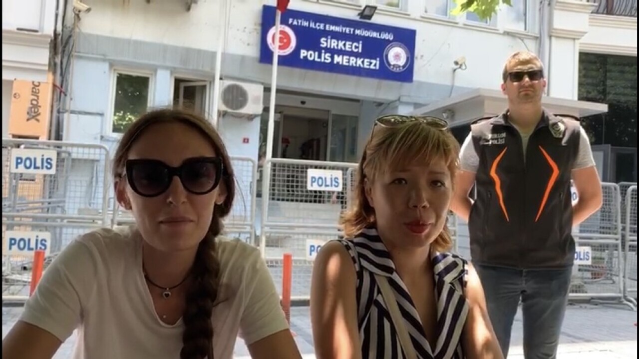 Turizm polisi Rus kadın turistin kolyesini çalan hırsızları 24 saat geçmeden yakaladı