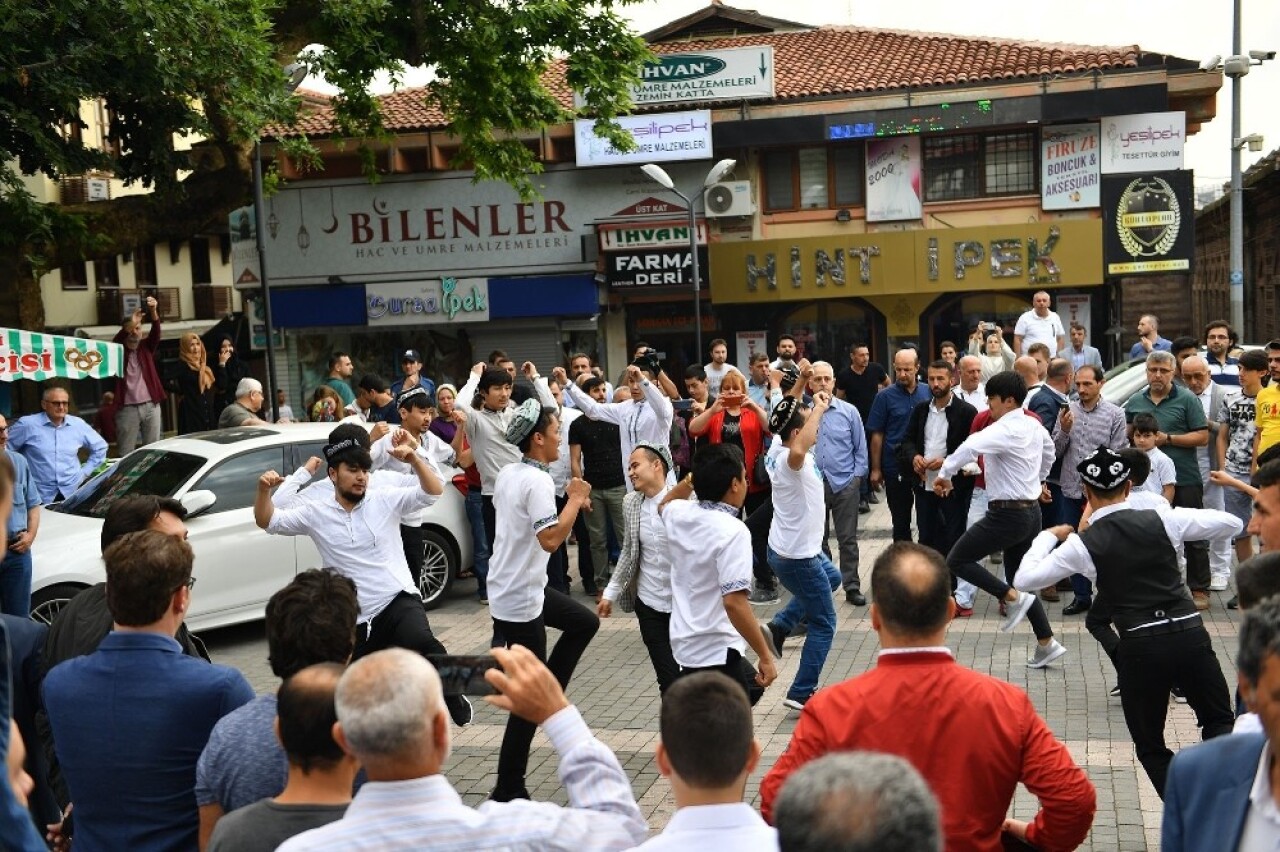 (ÖZEL) Uygur Türkleri, Çin tarafından yasaklanan 400 yıllık geleneklerini Bursa’da yaşattı