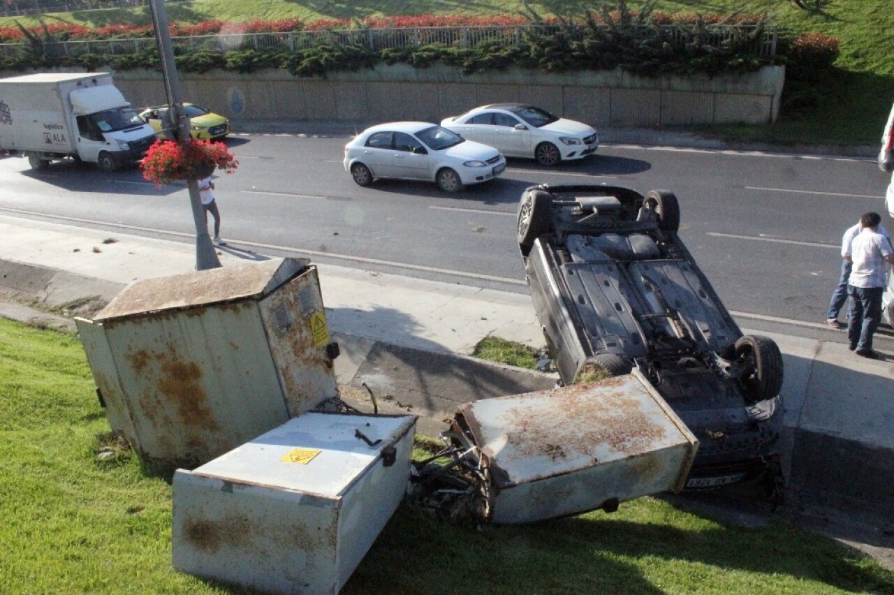 (Özel) Zincirleme kazada takla atan otomobil elektrik panosunu devirdi