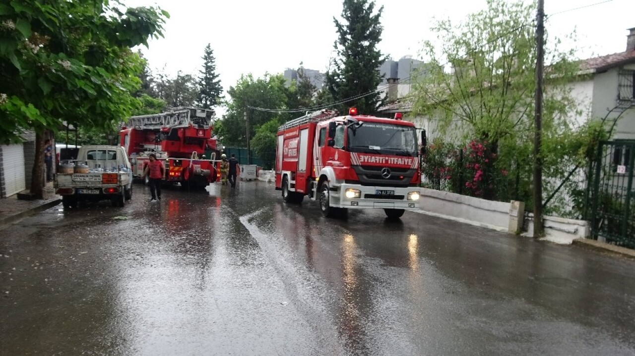 Pendik’te anaokulunu su bastı, 3 öğretmen mahsur kaldı