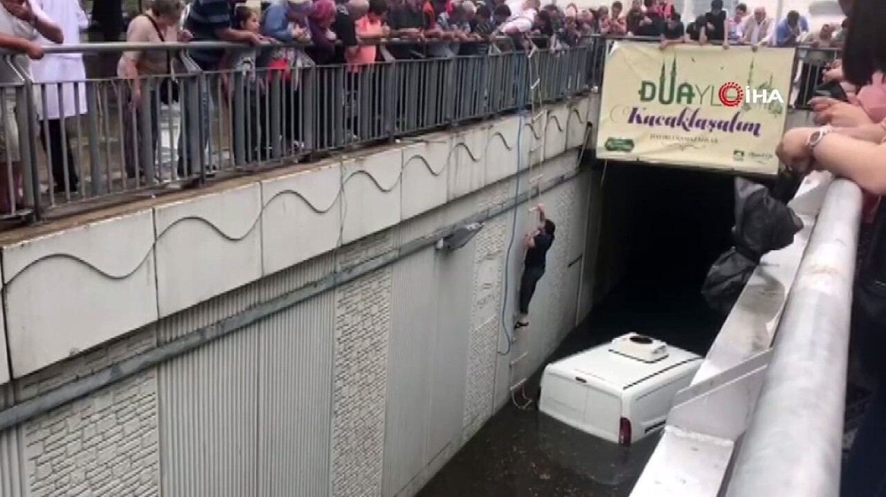 Pendik’te bir vatandaş su basan alt geçitte aracıyla mahsur kaldı. Vatandaş kendisine sarkıtılan merdivenlerden tırmanarak yukarı çıkabildi.