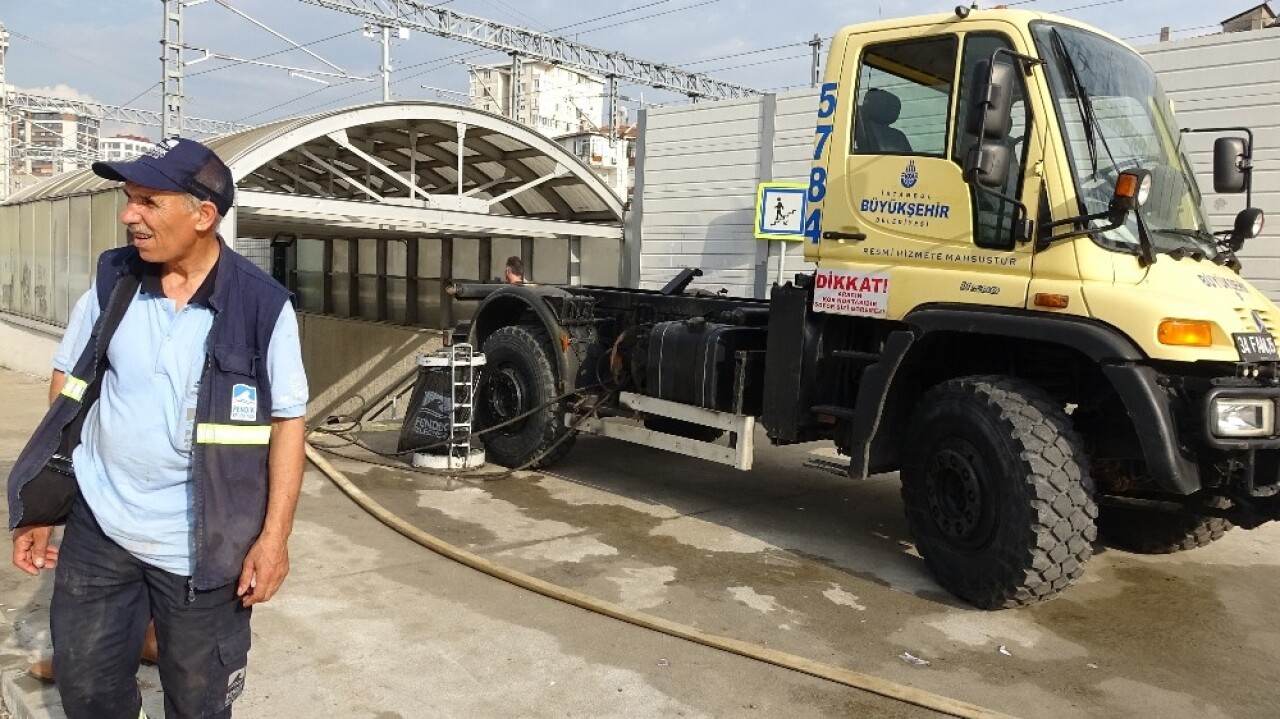 Pendik’te yaya alt geçidinde su baskını