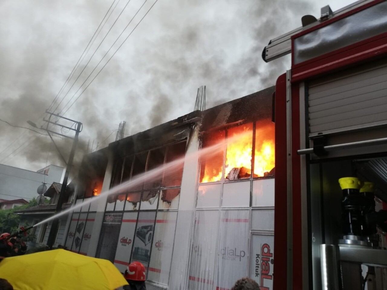 Sakarya’da iş yerine yıldırım düştü: 1’i ağır 2 kişi yaralı