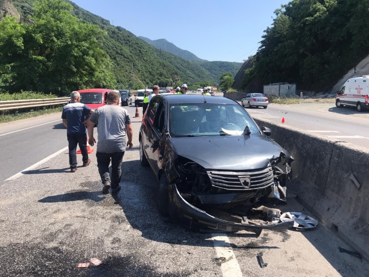 Sakarya’da otomobil beton refüje çarptı: 3 yaralı