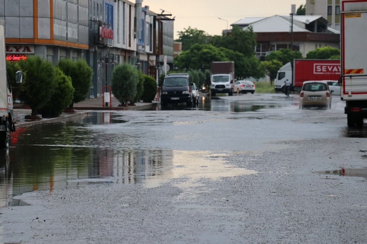 Sakarya’da yağmur hayatı olumsuz etkiledi