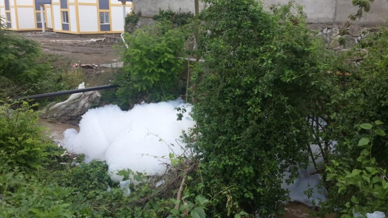 Sapanca Gölü’ne dökülen derede köpük oluştu