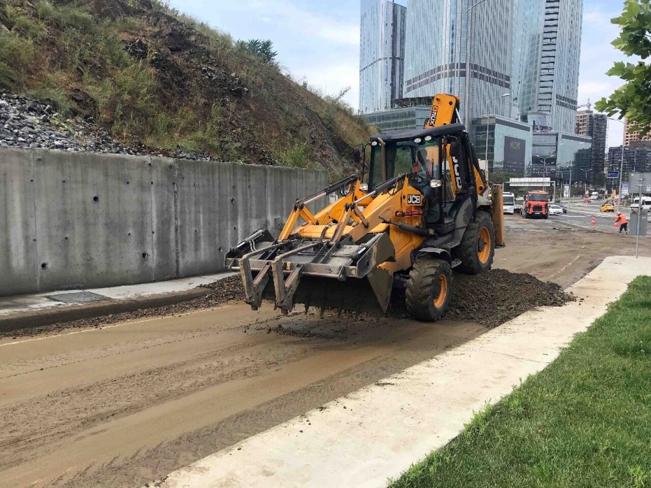 Sarıyer’de toprak kaydı, yol trafiğe kapandı