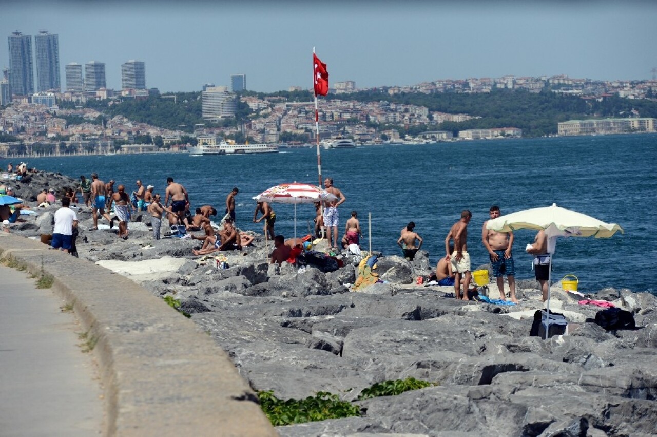 Sıcak hava boğazı plaja çevirdi