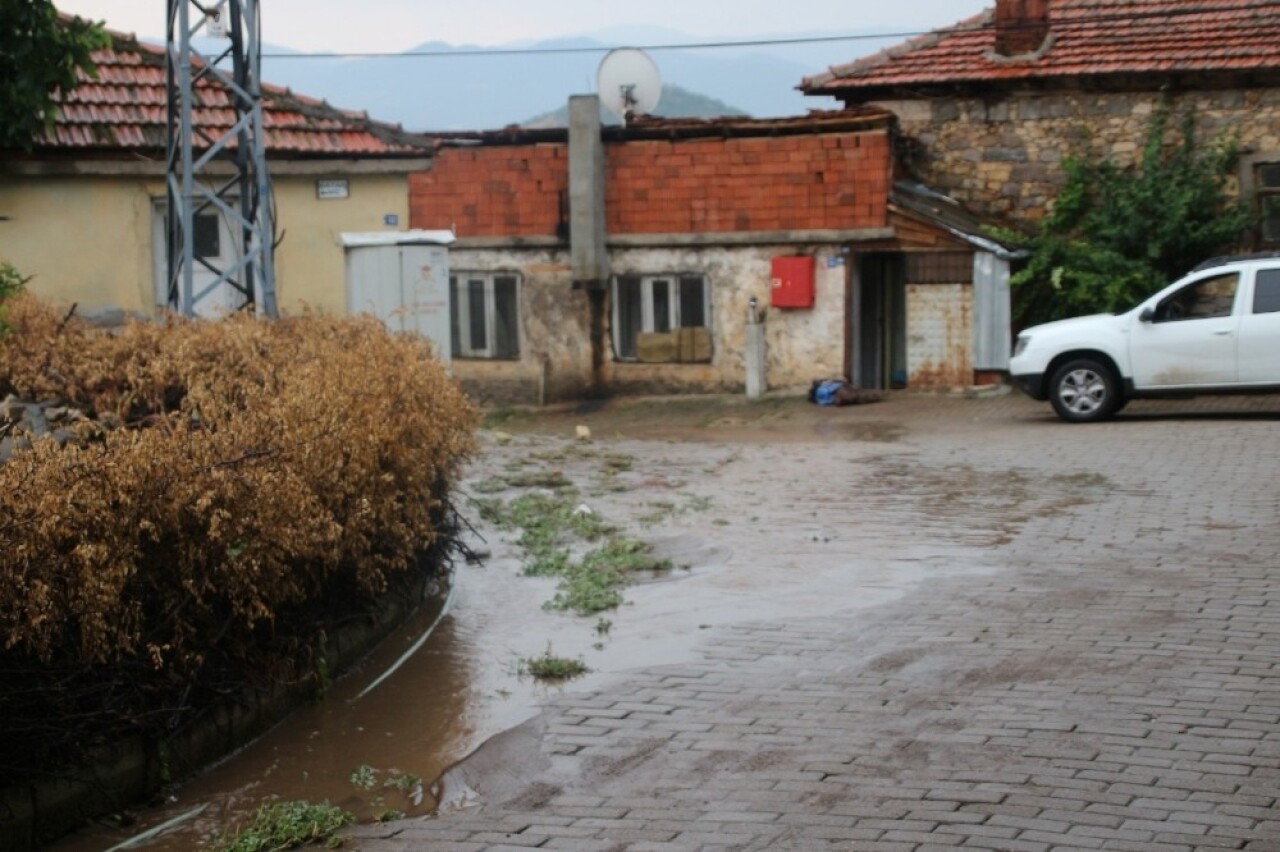 Sındırgı’da dereler taştı, bodrum katları su bastı