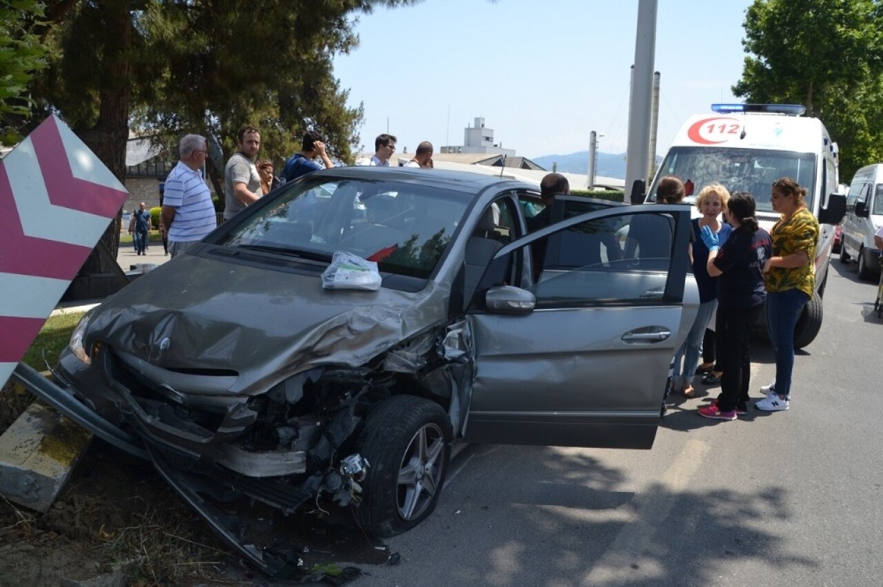 Sollamak istediği araca çarptı: 4 yaralı