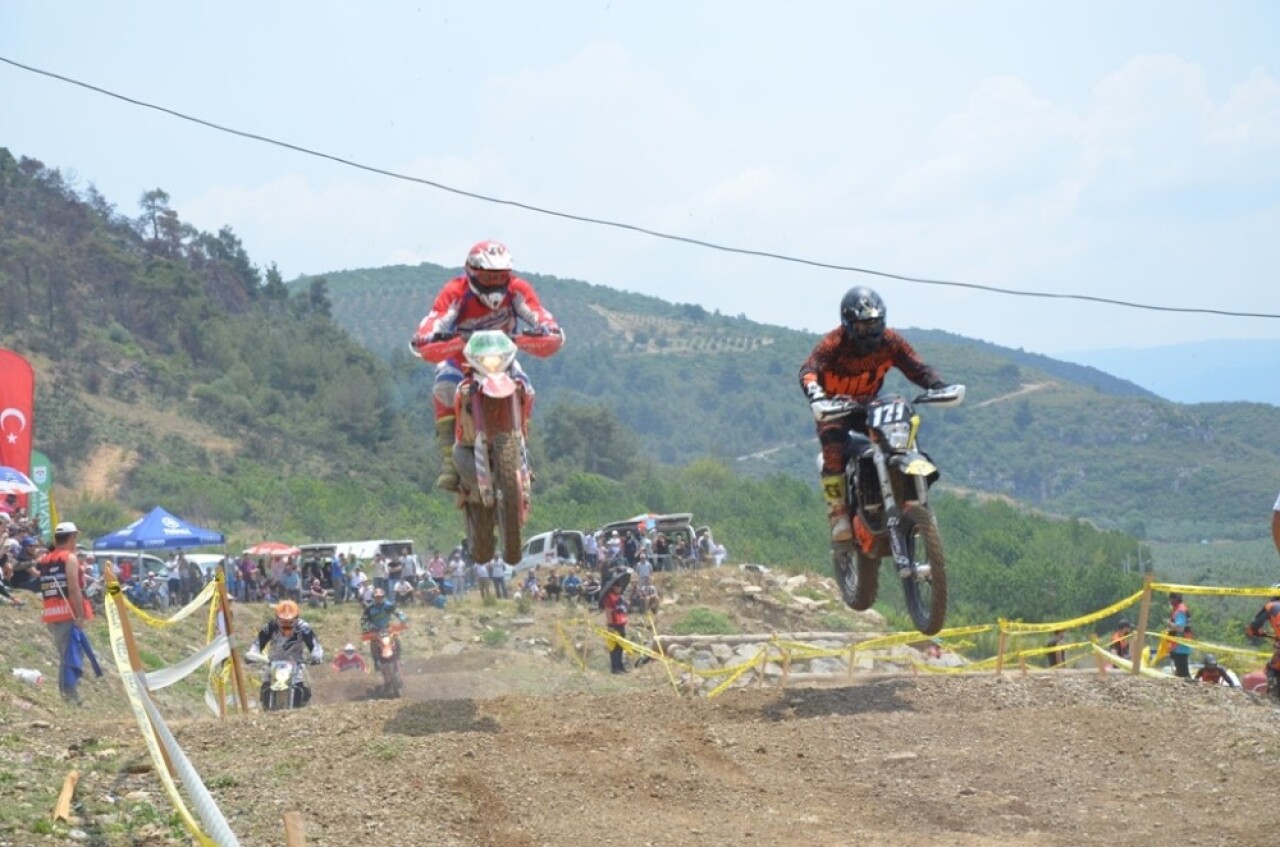 Süper endurocular sezonunun ilk kupalarını İznik’te aldı